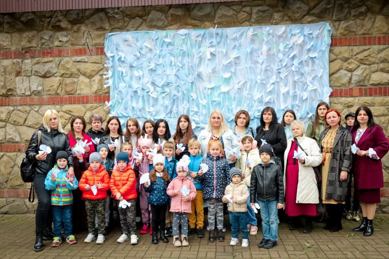 У Франківську вшанували пам'ять дітей, які загинули у війні (ФОТО) 2 309543232 463012345868255 7478439547705699205 n