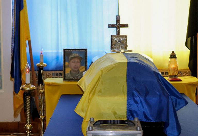 У журбі та глибокій скорботі: Калуська громада попрощалася зі своїм воїном (ФОТО) 9 6 2