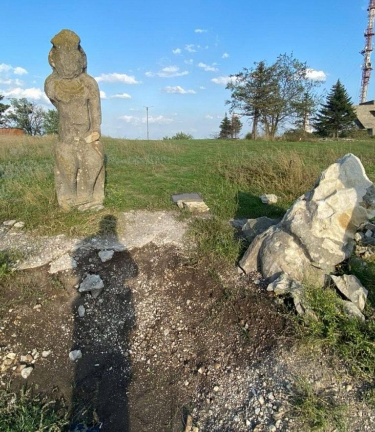 Окупанти зруйнували під Ізюмом кам'яних половецьких баб (ФОТО) 1 63287c11cc6d9 voyna 27