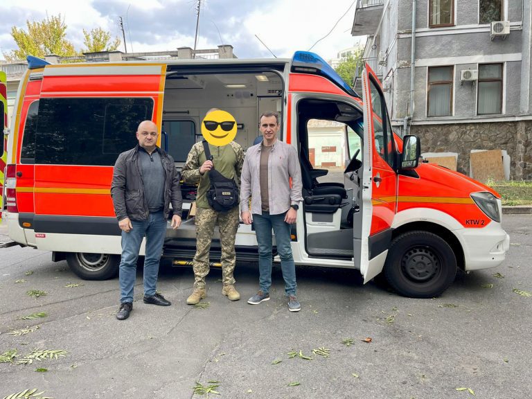 Віктор Ляшко і Руслан Савчук передали реанімобіль для військових 11 EDE555DF 8B59 41CE 98B3 1B1950D0D203 1