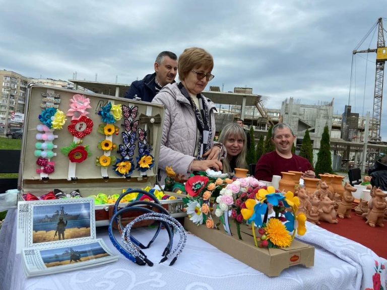 У Франківську відбувся ярмарок на підтримку ЗСУ 2 FB IMG 1664167625869