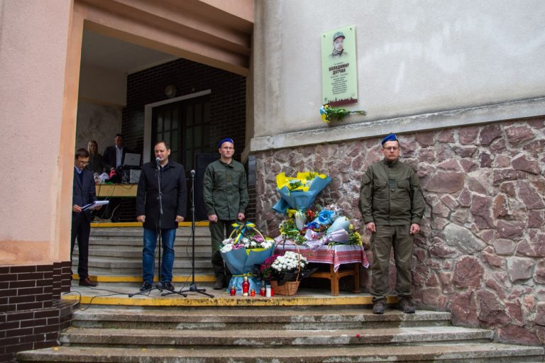 Пішов на фронт добровольцем: у Франківську відкрили пам'ятну дошку Володимиру Дутчаку (ФОТО) 2 IMG 20220912 162156 028