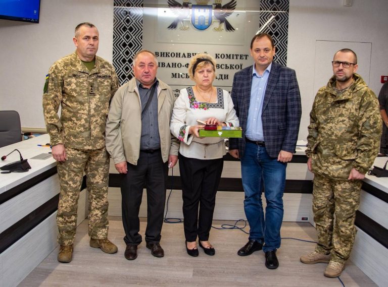 У Франківську матері воїна, який загинув, вручили орден сина (ФОТО) 11 IMG 20220913 103309 109