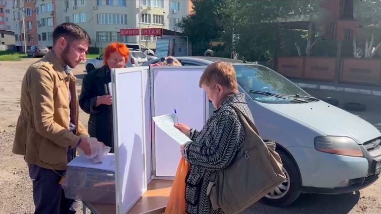 Порожні вулиці та столик на ринку: херсонці розповіли як у них проходить псевдореферендум 6 f69ff1d9fe1f57eb
