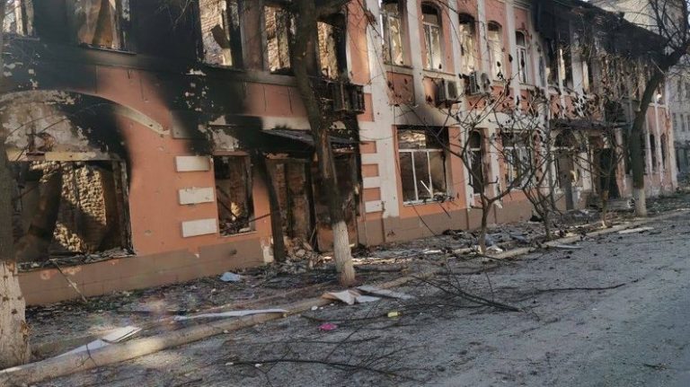 "Ситуація близька до апокаліптичної": влада Ізюма розповіла про нові масові поховання та руйнування 1 fda3d43bfda9ab80