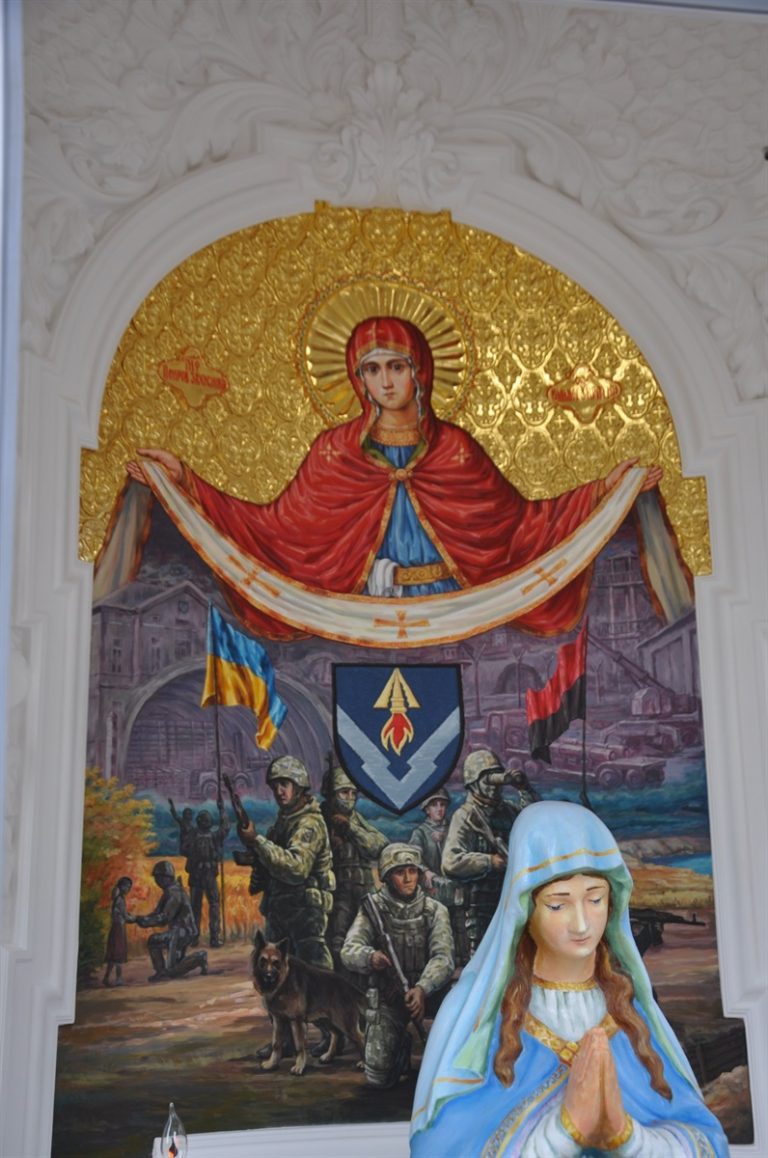 Дивом вціліла після ракетного удару: в Чорткові освятили відреставровану капличку (ФОТО) 3 Дивом вціліла після ракетного удару: в Чорткові освятили відреставровану капличку (ФОТО)