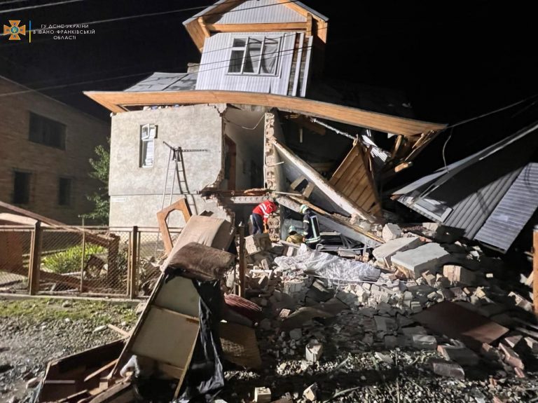 У Коломиї обвалився житловий будинок: з-під завалів діставали людей (ФОТО, ВІДЕО) 5 photo 2022 09 12 09 08 45
