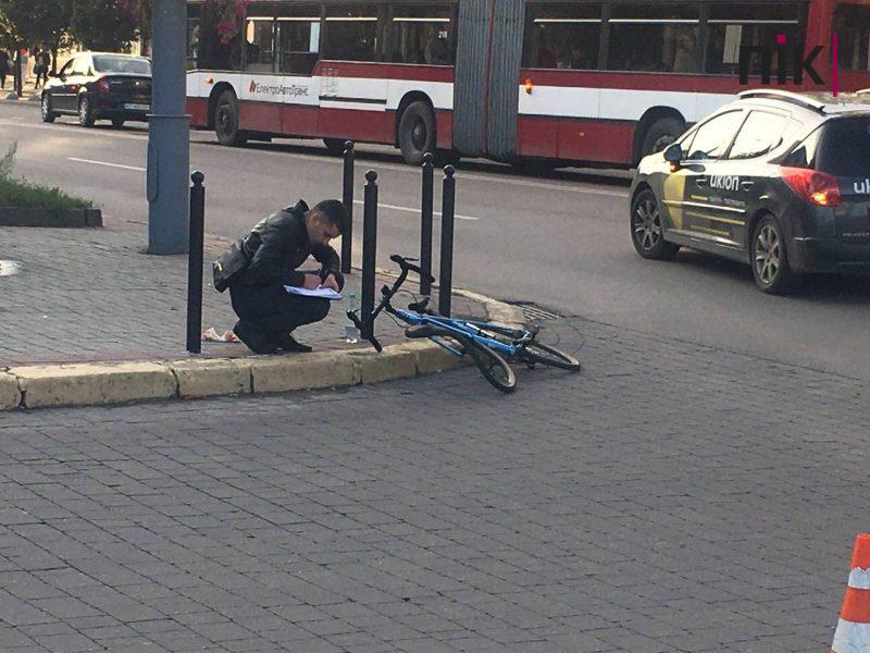 Аварійний вечір: у Франківську збили велосипедиста та не розминулись легковик та "пижик" (ФОТО) 7 photo 2022 09 13 19 38 48 scaled