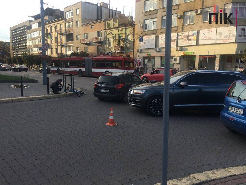 Аварійний вечір: у Франківську збили велосипедиста та не розминулись легковик та "пижик" (ФОТО) 8 photo 2022 09 13 19 38 49 scaled