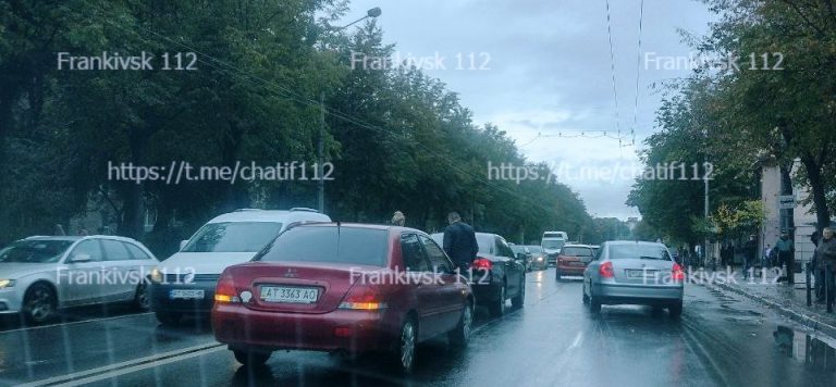 Ранкова ДТП в Івано-Франківську: зіштовхнулися два легковики (ФОТОФАКТ) 8 photo 2022 09 28 09 04 0511