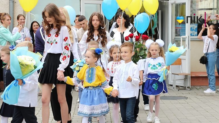 Все буде добре: на Прикарпатті батьки привели першокласників до школи (ВІДЕО) 2 s2 1