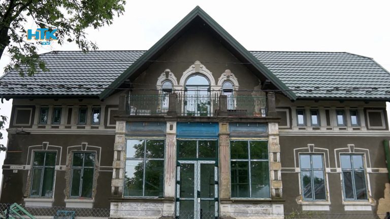 Будинок 1907 року: в Кутах облаштовують шелтер для переселенців (ВІДЕО)