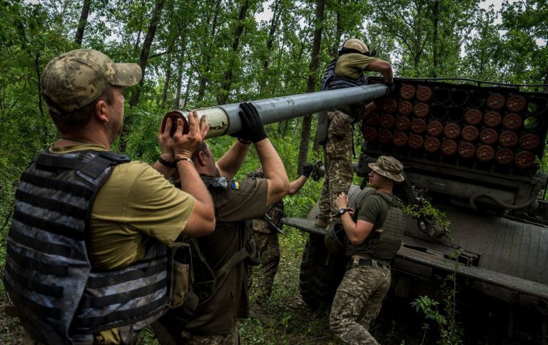 ЗСУ можуть звільнити Херсон без бойових дій: яким чином 4 viyskovi rszv grad gettyimages 1242459073 1300x820