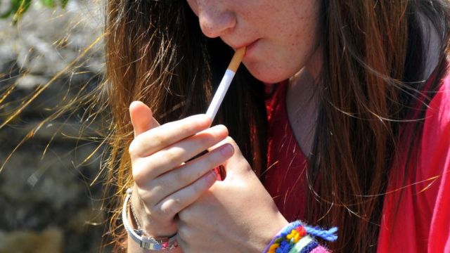 Курила в забороненому місці: у Калуші судили неповнолітню дівчину