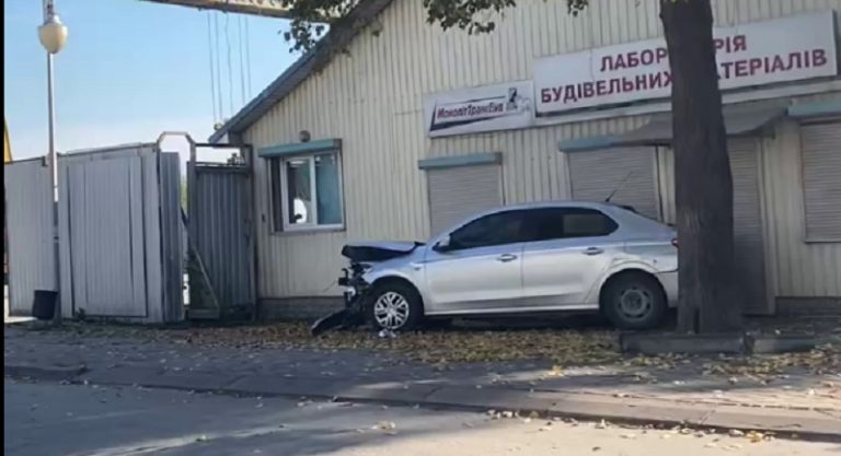 В Івано-Франківську зіштовхнулися легкові автівки: відео з місця події 10 1 c1041111