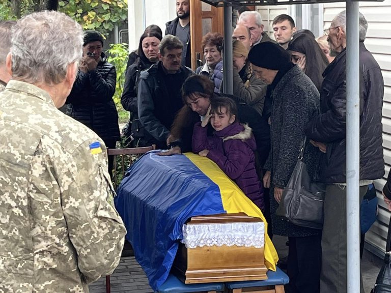 Навічно 42: Надвірнянська громада попрощалася з стрільцем-санітаром Тарасом Іваночко (ФОТО) 7 2 5