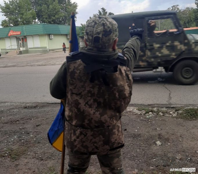 Артемко з прифронтового селища біля Кривого Рогу з прапором вітає воїнів, які їдуть на передову (ФОТО)