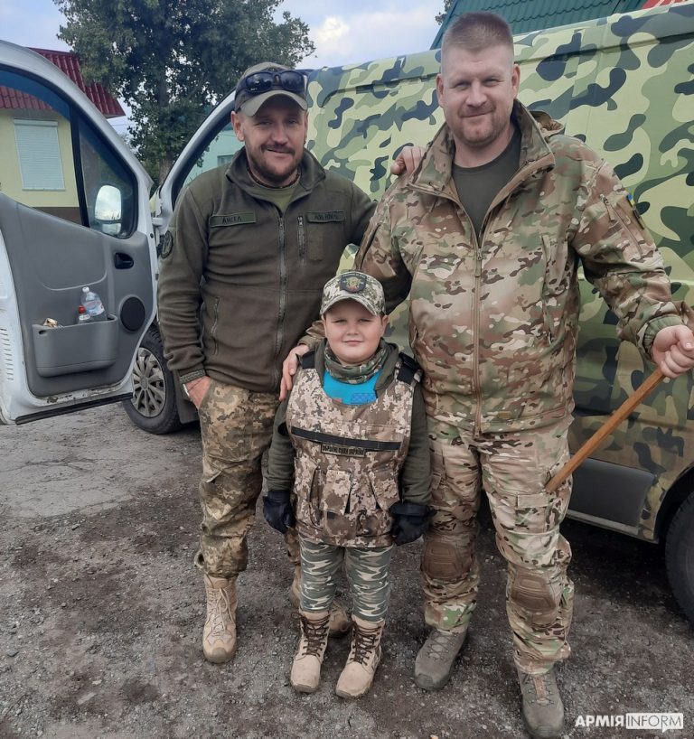 Артемко з прифронтового селища біля Кривого Рогу з прапором вітає воїнів, які їдуть на передову (ФОТО) 5 Артемко з прифронтового селища біля Кривого Рогу з прапором вітає воїнів, які їдуть на передову (ФОТО)