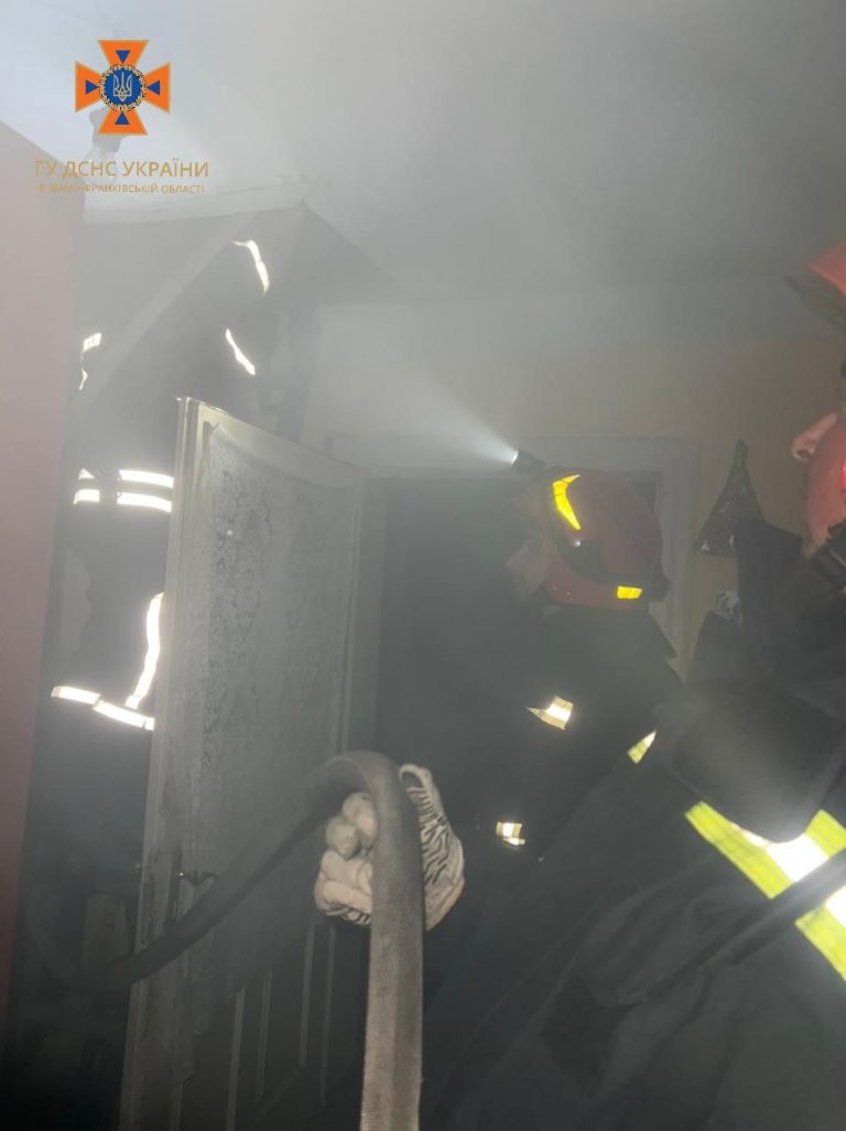 У Франківську горів житловий будинок: вогнеборці врятували двох людей (ФОТО) 10 2b31a18a e942 4b9e 88a0 212506b7c96b