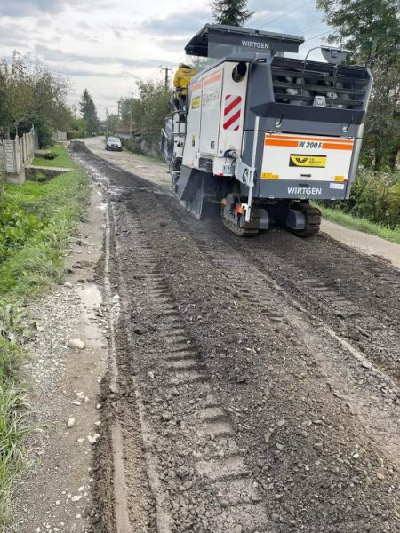 В громаді на Коломийщині частково ремонтують дорогу (ФОТО)