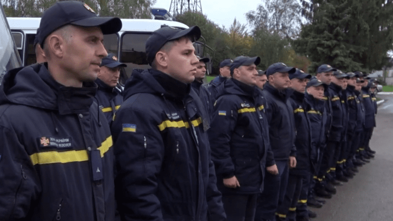 З Богом! Прикарпатські рятувальники вирушили на схід допомагати колегам (ВІДЕО) 8 З Богом! Прикарпатські рятувальники вирушили на схід допомагати колегам (ВІДЕО)