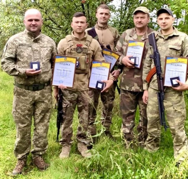 П'ять воїнів з Ворохти отримали подяки та іменні годинники: з якої нагоди (ФОТО)