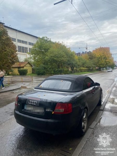 Був "під наркотиками": у Франківську водій Audi наїхав на чуже авто і втік (ФОТО)