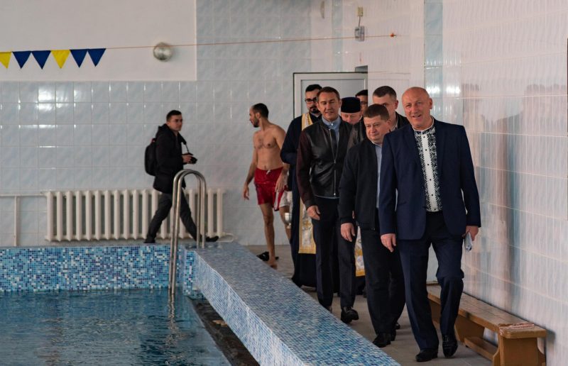 Тепер належить громаді: у Бурштині відкрили і освятили плавальний басейн (ФОТО)