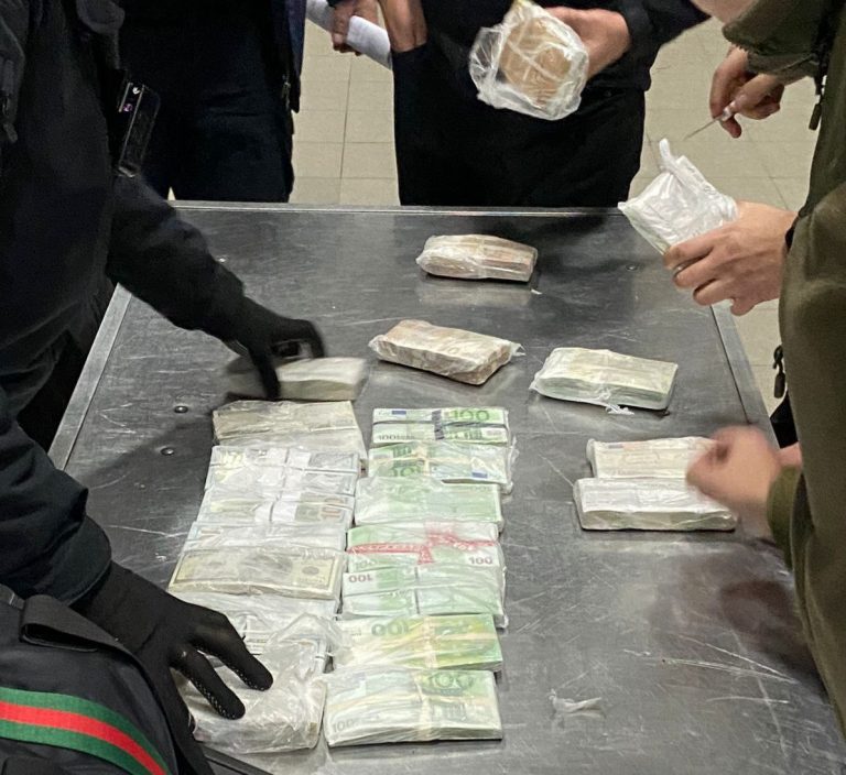 Заховала гроші в бронежилет: львівські митники виявили жінку, яка хотіла незаконно вивезти валюту 9 310446657 411385011147973 5826650399976207740 n