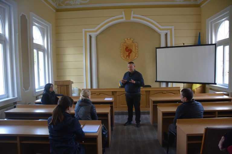 Меру Надвірної поскаржилися на організацію освітнього процесу в одному з ліцеїв (ФОТО) 6 Меру Надвірної поскаржилися на організацію освітнього процесу в одному з ліцеїв (ФОТО)
