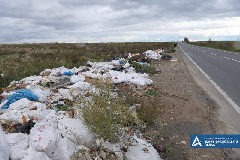 800 куб. м сміття: біля Франківська при дорозі зробили сміттєзвалище (ФОТО)