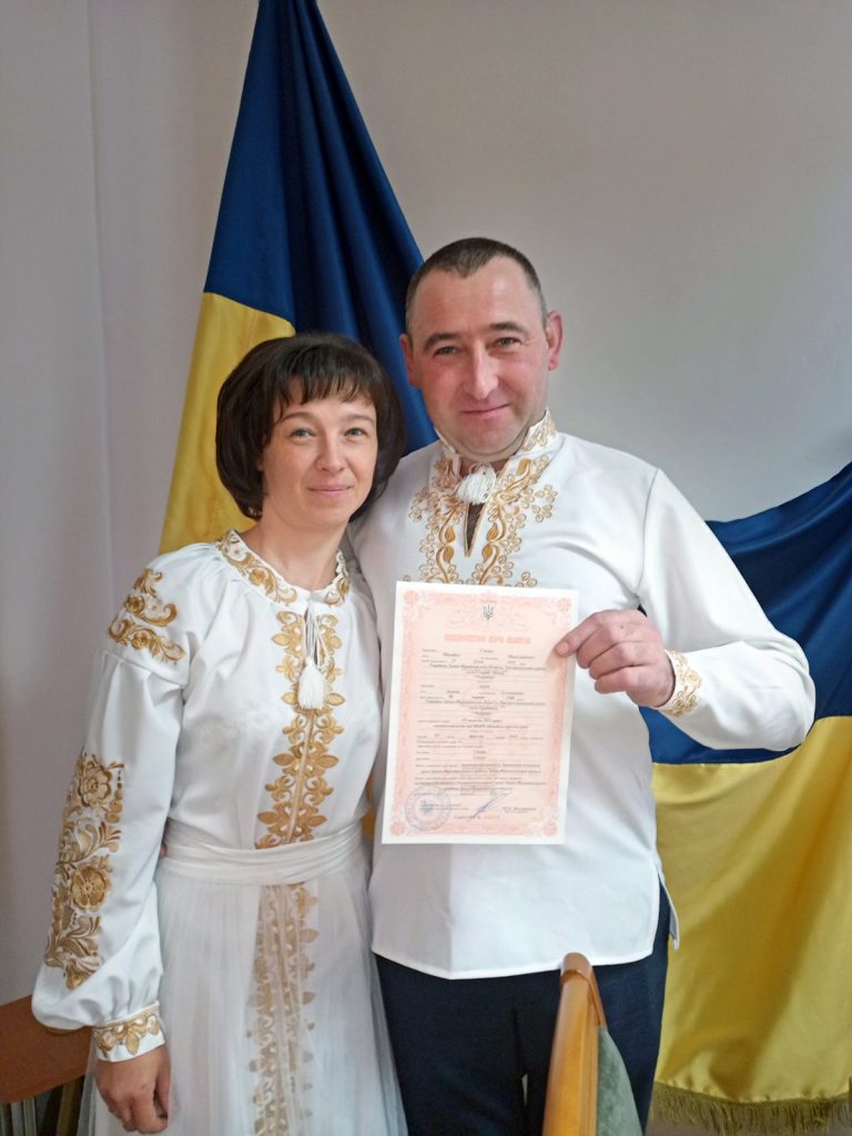 Всі в один день: у Лисці троє військових одружилися зі своїми обраницями (ФОТО)