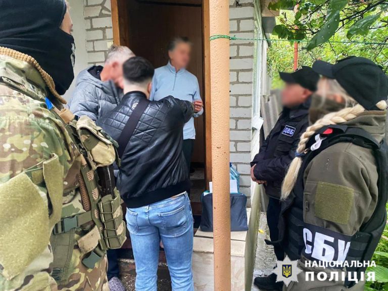 На Харківщині затримали місцевого депутата за "прояв любові" до окупантів 9 На Харківщині затримали місцевого депутата за "прояв любові" до окупантів