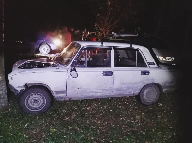 На Богородчанщині нетверезий житель Надвірнянщини вкрав чуже авто і в'їхав у дерево (ФОТО)