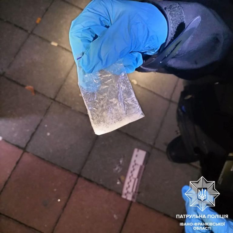 У Франківську патрульні виявили у двох чоловіків наркотики (ФОТО) 9 311015997 482753840558899 5095627462469644557 n