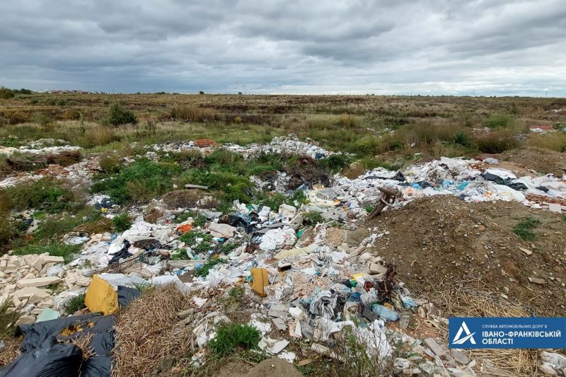 800 куб. м сміття: біля Франківська при дорозі зробили сміттєзвалище (ФОТО)