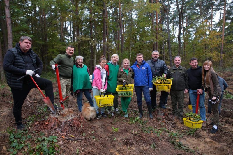 На Львівщині висадили 200 дерев й зібрали 6500 доларів на авто для ЗСУ (ФОТО)