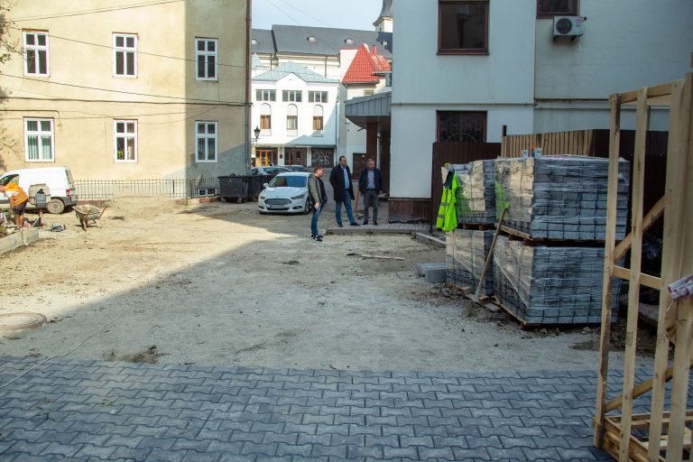 Вимощений бруківкою: у центрі Франківська ремонтують двір (ФОТО)