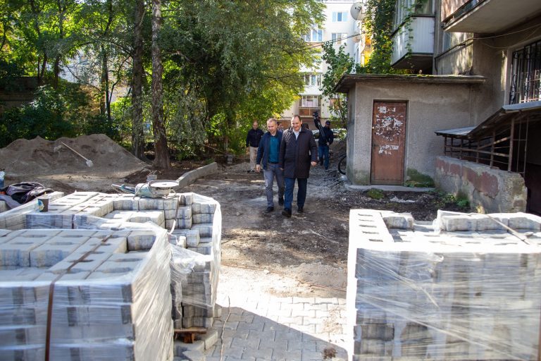 Поки позволяє погода: у Франківську ще один двір стане "зразковим" (ФОТО) 4 311154588 668023838227209 4439149080761840673 n