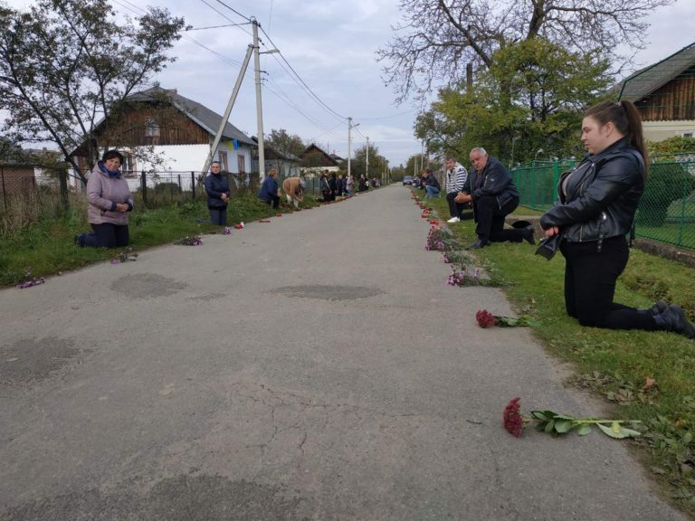 Болехівщина на колінах зустріла загиблого воїна Романа Ринзака (ФОТО) 9 311217092 413767354265731 8334573386670439292 n