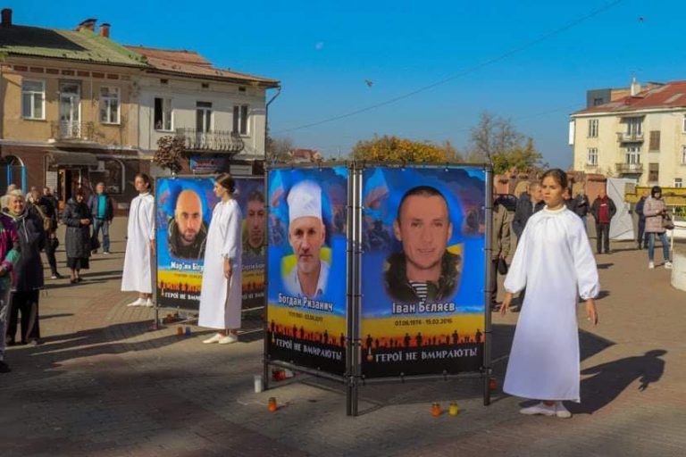 42 небесних серця: у Калуші вшанували воїнів громади, які віддали життя за Україну (ФОТО)