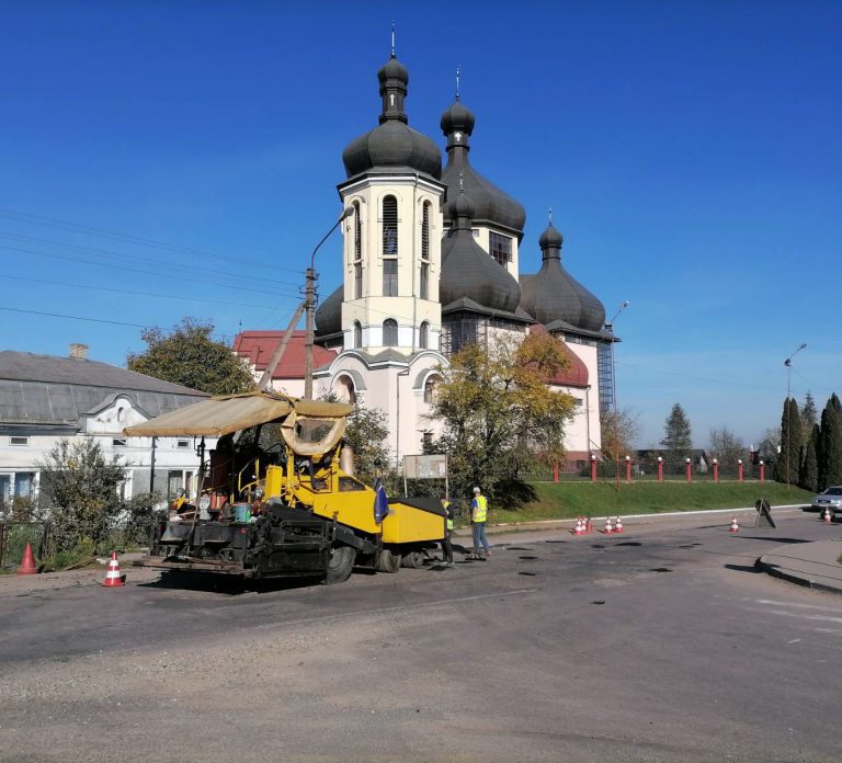 У Бурштині частково ремонтують дорогу (ФОТО) 1 У Бурштині частково ремонтують дорогу (ФОТО)