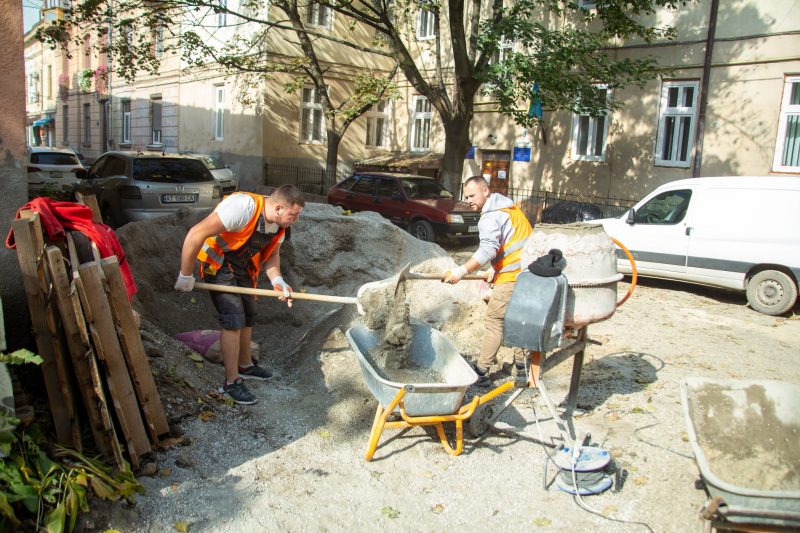 Вимощений бруківкою: у центрі Франківська ремонтують двір (ФОТО)