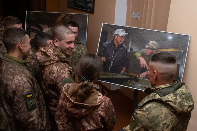 Прикарпаттям мандрує пересувна фотовиставка "Обличчя логістики ЗСУ"