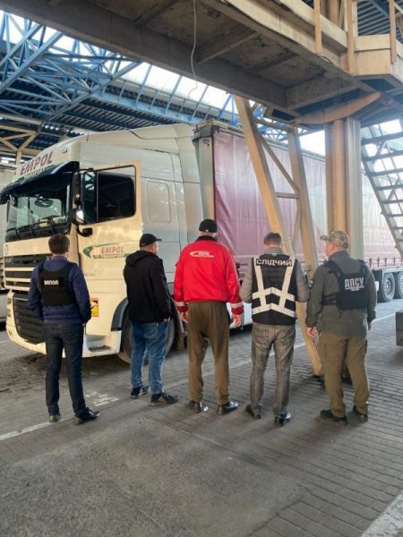 На Львівщині чоловіки під виглядом водіїв вантажівок незаконно виїжджали за кордон (ФОТО)
