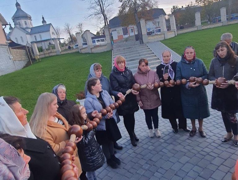 На Богородчанщині у неділю молилися на особливій вервиці (ФОТО) 2 На Богородчанщині у неділю молилися на особливій вервиці (ФОТО)