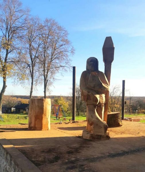 Боднарівчани знову дивують: на Калущині виготовляють 2-метрового дерев'яного українця (ФОТО)