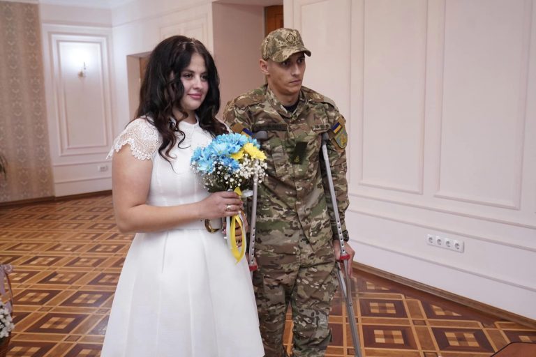 Поєднали серця: у Коломиї одружилися переселенка та військовий (ФОТО) 4 Поєднали серця: у Коломиї одружилися переселенка та військовий (ФОТО)