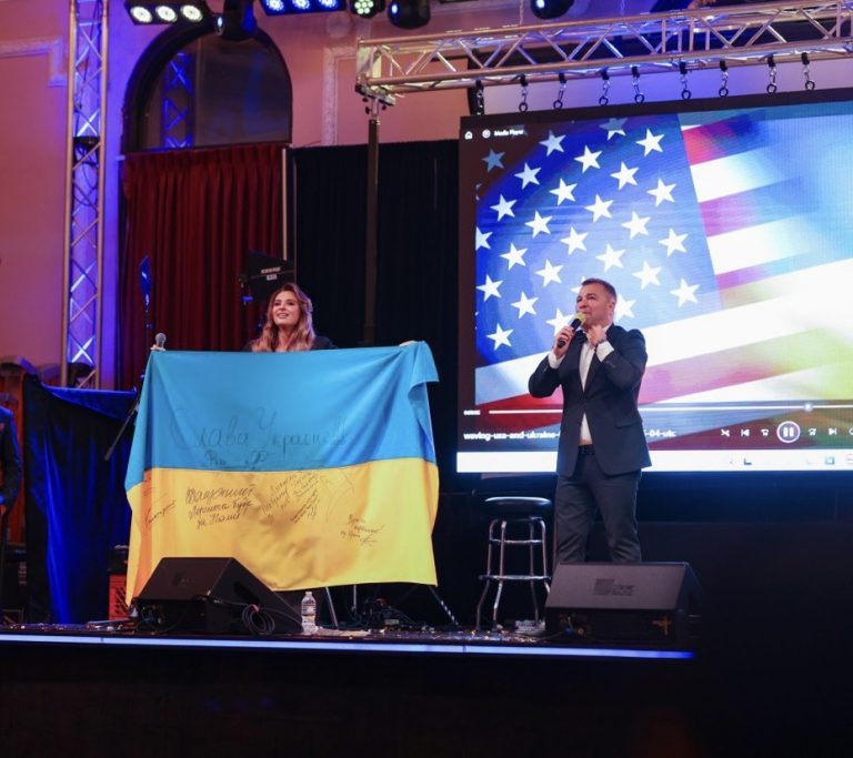 Благодійний аукціон: у Чикаго жінка з Прикарпаття купила прапор України за рекордну суму 5 Благодійний аукціон: у Чикаго жінка з Прикарпаття купила прапор України за рекордну суму