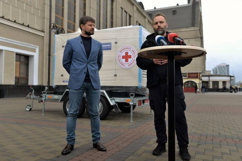 Червоний Хрест передав Укрзалізниці 35 генераторів: які вокзали отримають (ФОТО)